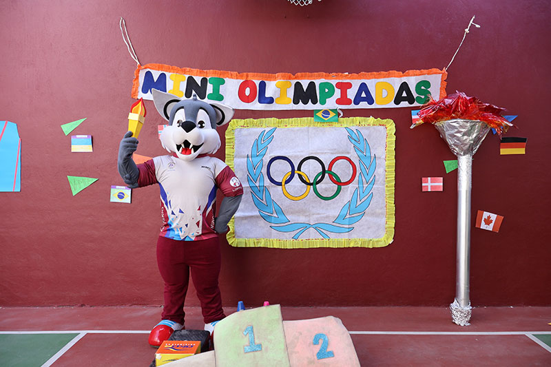 Fotografía de Lofito en un podium de las Mini olimpiadas