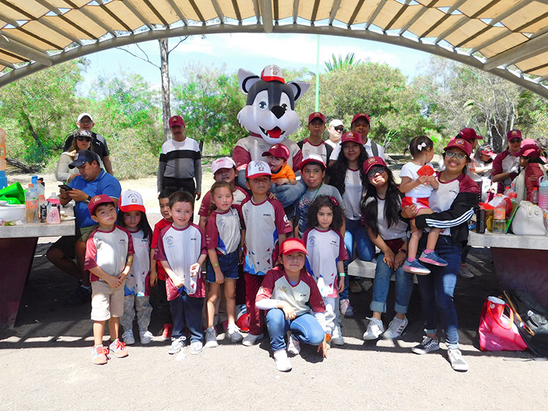 Fotografía de Lofito con niños del Colegio Oliverio Cromwell en un evento deportivo 
