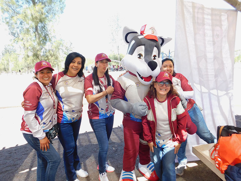 Fotografía de Lofito junto con las maestras del Colegio Oliverio Cromwell en un evento deportivo