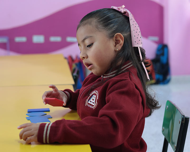 Estudiante de nivel preescolar del Colegio Oliverio Cromwell jugando y aprendiendo con formas geométricas