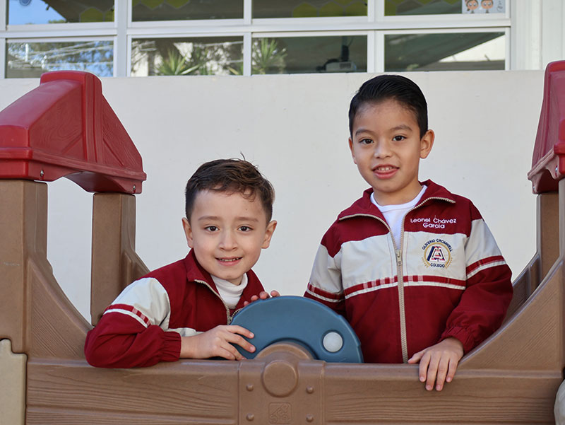 Estudiantes de nivel preescolar del Colegio Oliverio Cromewell jugando en los juegos del patio de las instalaciones