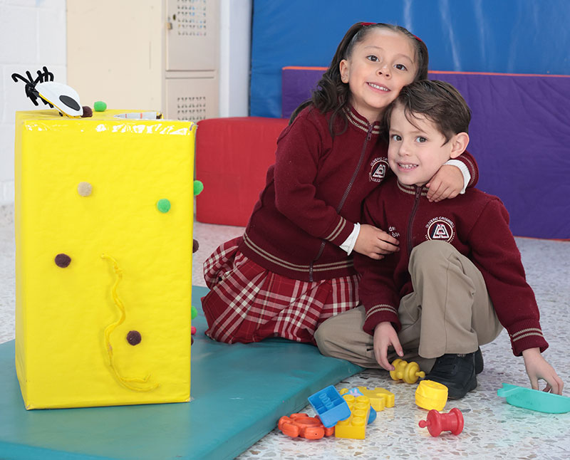 Estudiantes del nivel preescolar del Colegio Oliverio Cromwell jugando en equipo con el material didáctico de los salones