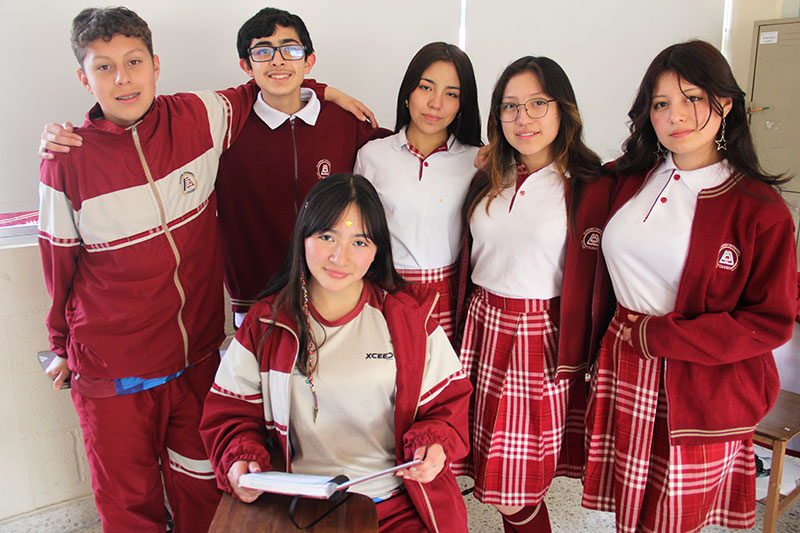 Grupo de estudiantes del Colegio Oliverio Cromwell Nivel Secundaria en las aulas del Colegio