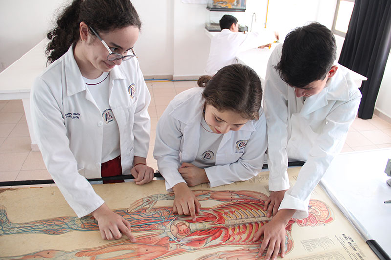 Estudiantes del Colegio Oliverio Cromwell Nivel Secundaria aprendiendo sobre ciencia en los laborarios