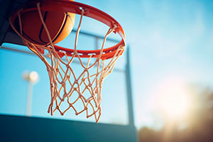 Fotografía del taller de basquetbol en el Colegio Oliverio Cromwell