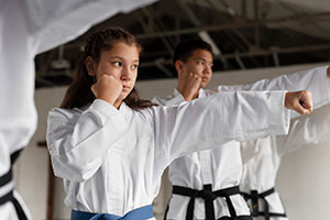 otografía del taller de karate en el Colegio Oliverio Cromwell