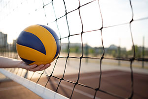 Fotografía del taller de voleibol en el Colegio Oliverio Cromwell