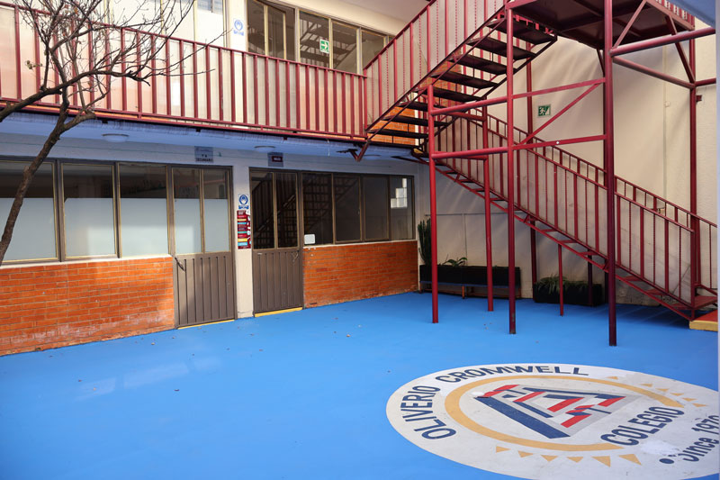 Fotografía de patio interior y edificios del nivel secundaria del plantel Xochimilco del Coelgio Oliverio Cromwell
