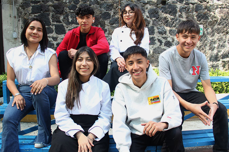 Fotografía de estudiantes de bachillerato del Colegio Oliverio Cromwell en comunidad